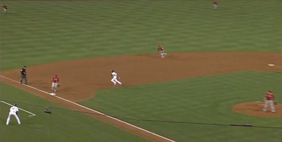 Dee Gordon Ends A Dodgers Threat By Running Into A Ground Ball