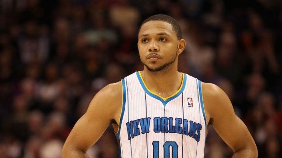 Watch Eric Gordon Slowly Back Away From Reporters While Giving World&#39;s Most Awkward Interview