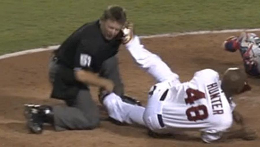 Torii Hunter Accidentally Drills An Umpire In The Head With His Cleat
