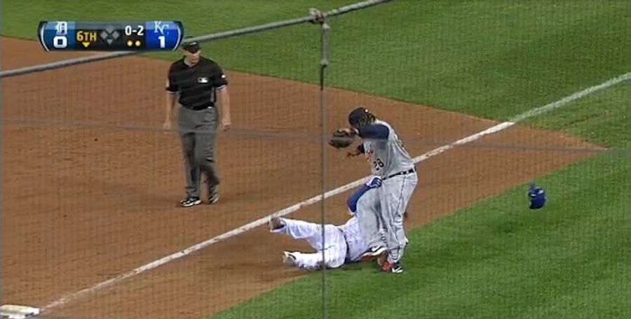 Mike Moustakas Demonstrates Proper Tackling Technique On Prince Fielder