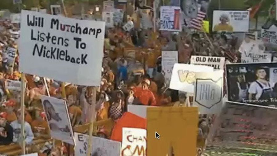 "Will Muschamp Listens To Nickelback": Your Roundup Of The Best Signs Behind The College Gameday Crew