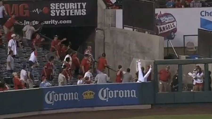 Vernon Wells' Full-Speed Header Over The Outfield Wall Was Quite Impressive