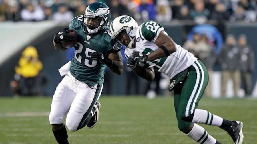 LeSean McCoy Sort Of Confirms That He Says His Last Name While Juking People