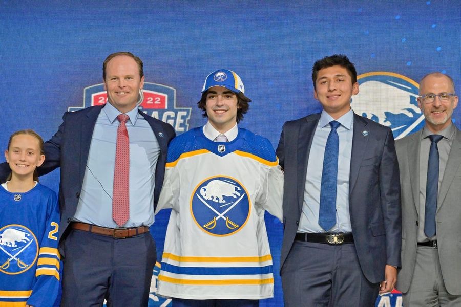 Los petroleros adquieren a F Matthew Savoie de Sabres