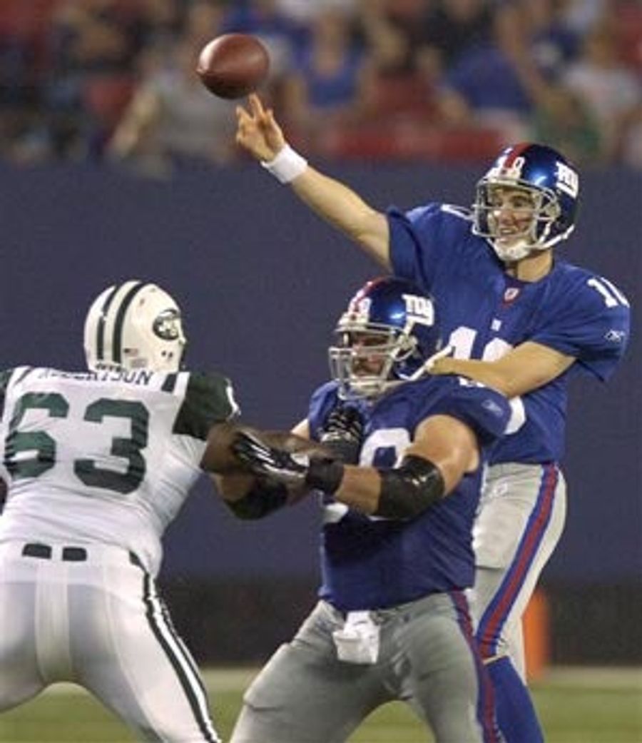 Eli Manning Makes 'Em Laugh