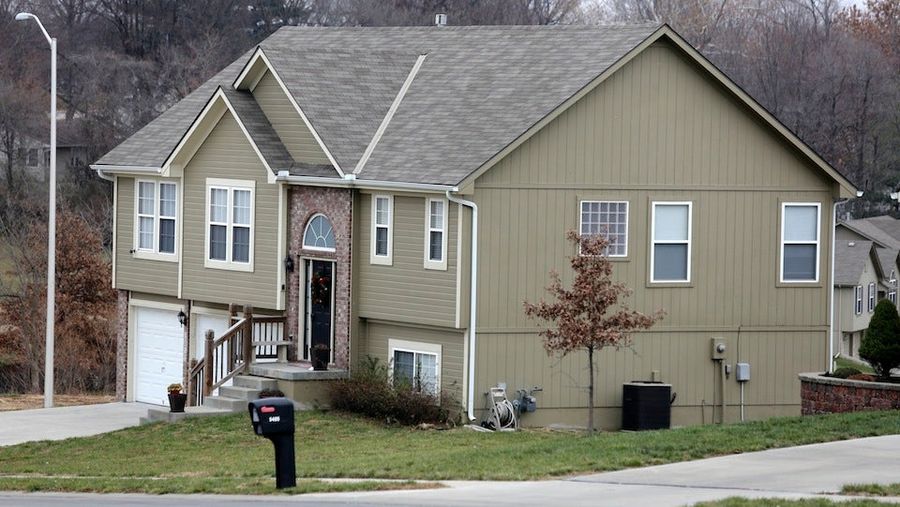 <em>SI:</em> Jovan Belcher And Kasandra Perkins Had A House Full Of Guns, And Belcher Was Joking About Them On Friday Night