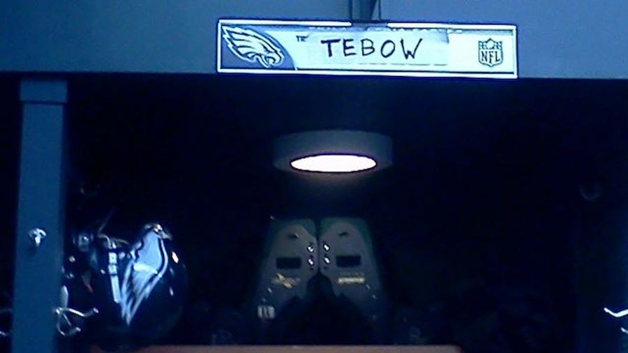 Why Does Eagles Backup Quarterback Trent Edwards&#39;s Locker Look Like It Belongs To Tim Tebow?