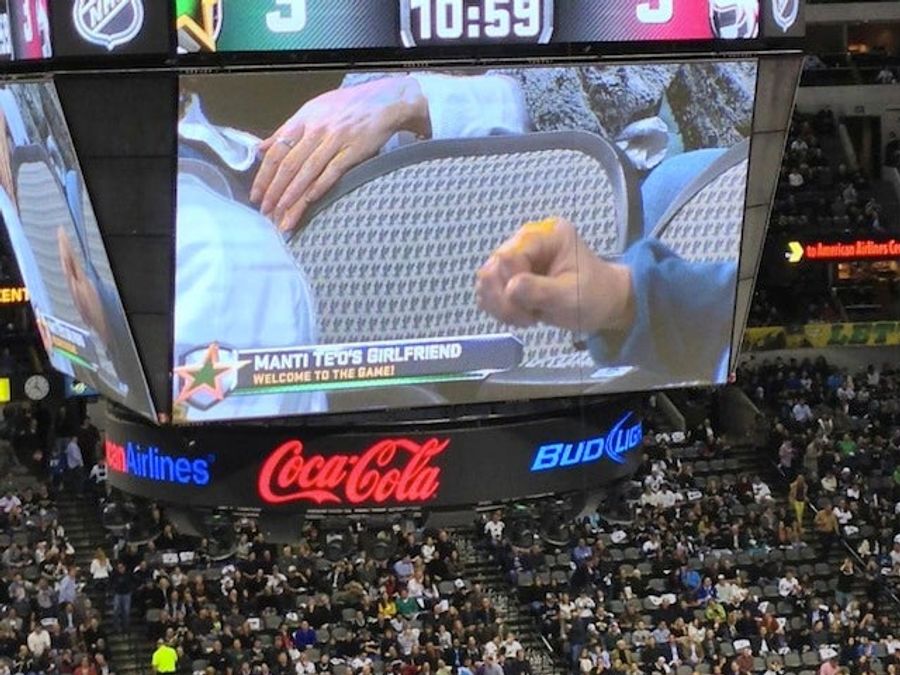 The Dallas Stars Showed An Empty Chair On The Jumbotron, Identified It As &quot;Manti Te&#39;o&#39;s Girlfriend&quot;