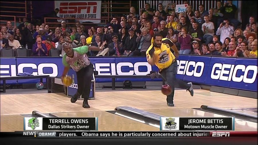 Here Is An Image Of Terrell Owens And Jerome Bettis Bowling Together
