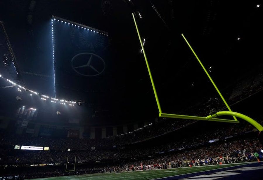 Your CBS Announcing Crew Stalling For Time While The Power Is Out Open Thread