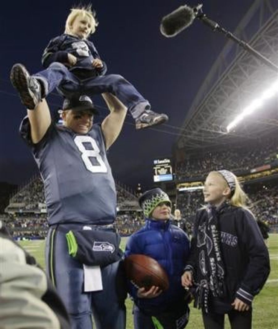 Matt Hasselbeck Apologizes After Antonio Cromartie Threatens To Smash His Face