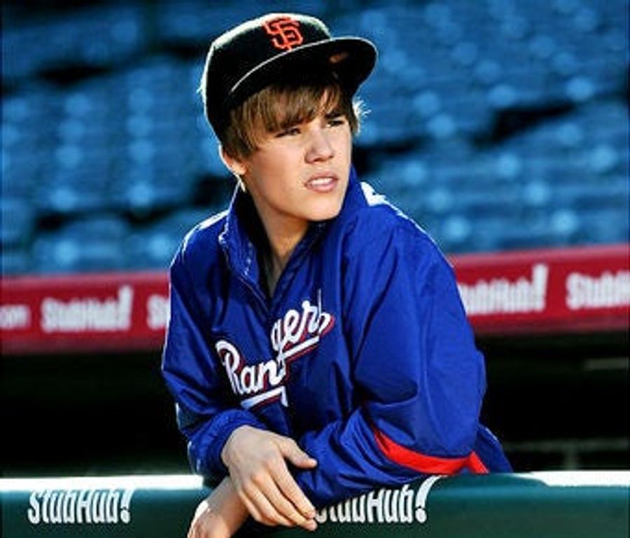What Bloggers Are Saying About World Series Game Three (With Video!) (And Bieber Tease*!!)
