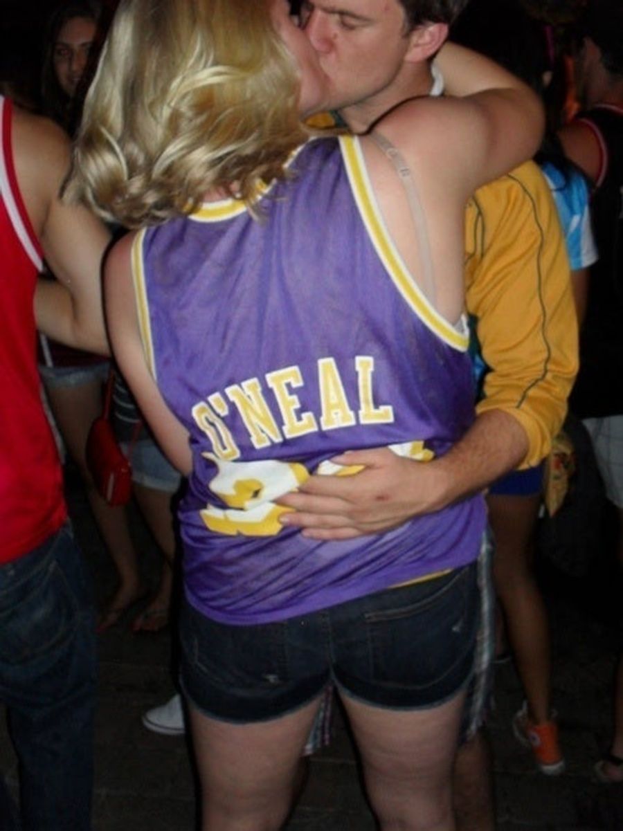 Look At This Fucking Hoopster: &quot;Shaquille O&#39;Neal&quot; Makes Out With Some Guy At A Party