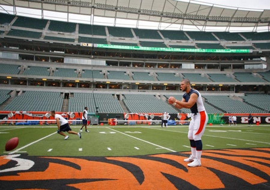 Deadspin I-Team: Which Reporter Asked For Tim Tebow&#39;s Autograph? (UPDATE: Chickster Exoneration Edition)