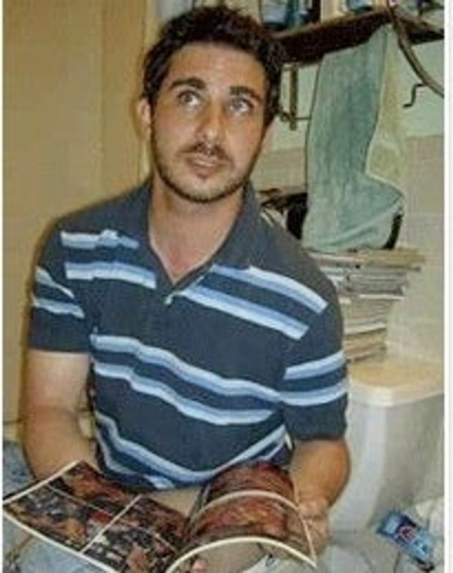 Live Chat: With This Guy Sitting On The Toilet