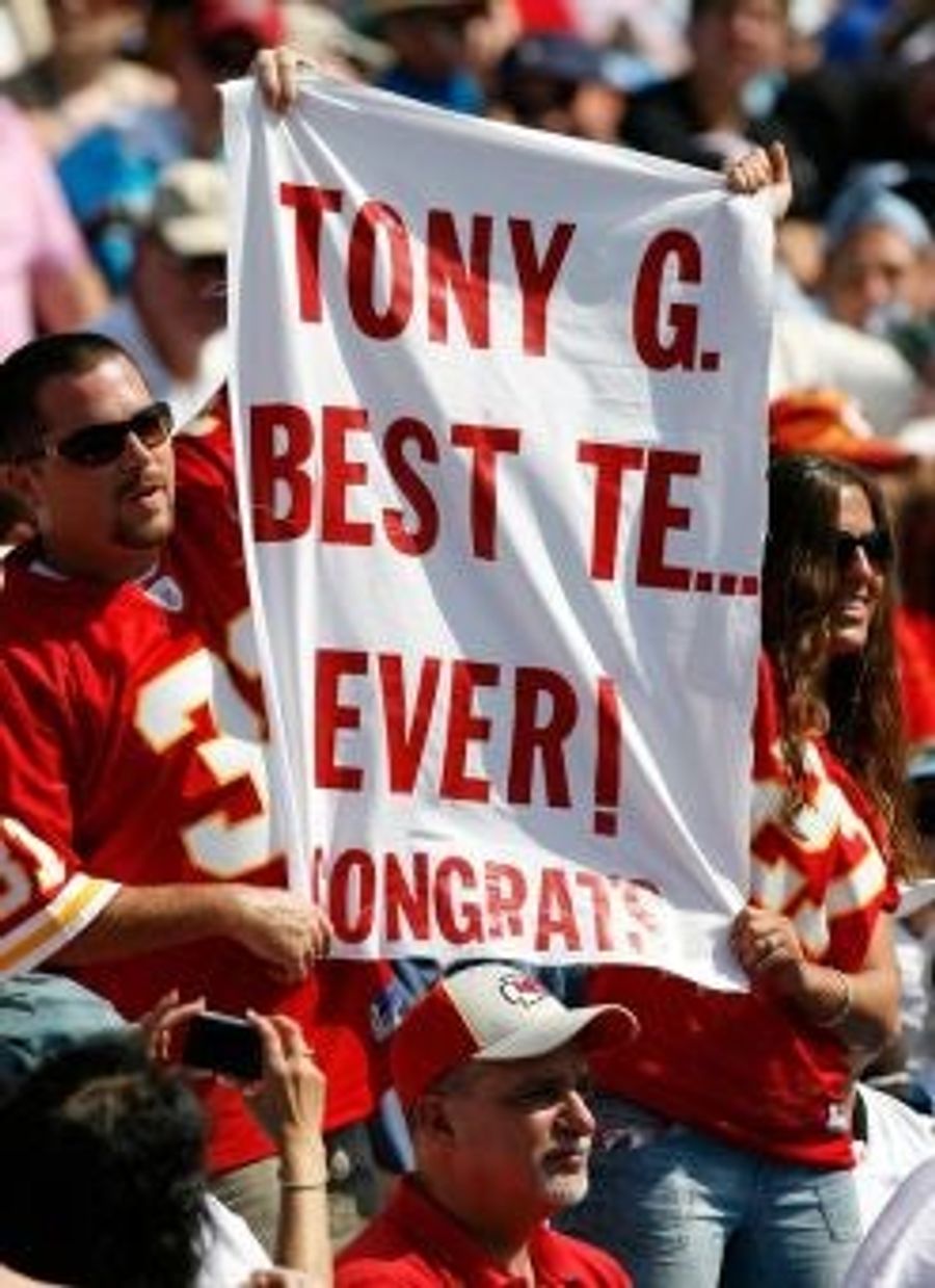 NFL Update: Tony Gonzalez Breaks TE Record