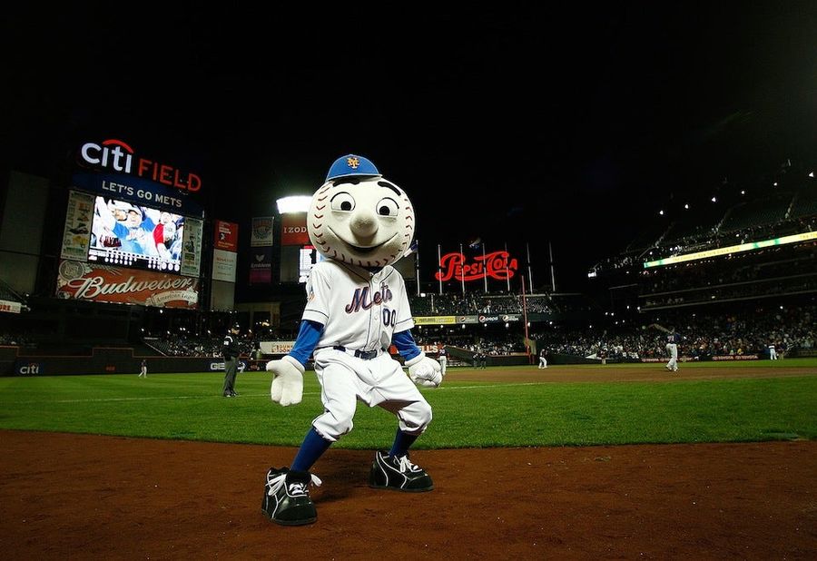 A Kinky Mets Fan&#39;s Safe Phrase: &quot;Yankees Rule&quot;