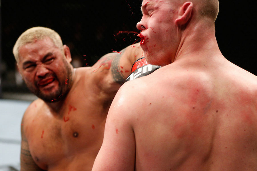 This Fantastic Photo Captures The Moment A UFC Fighter Breaks His Opponent&#39;s Jaw