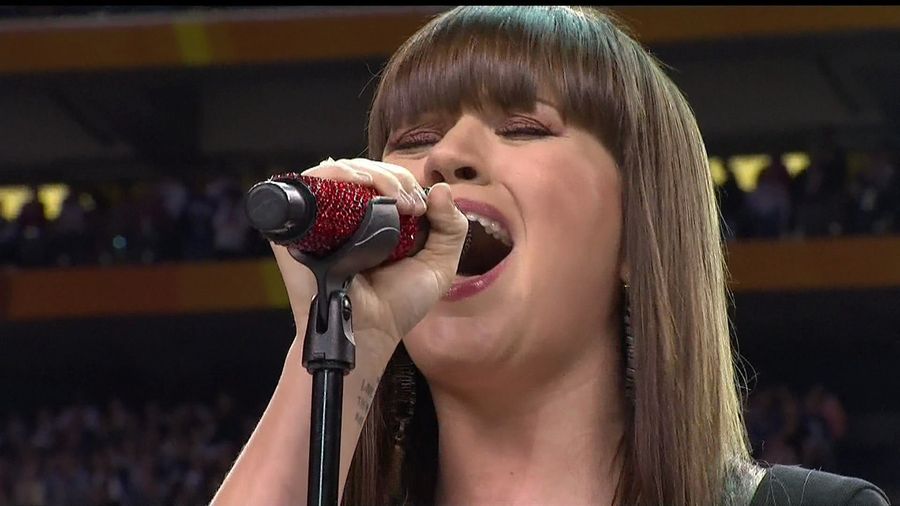 No, Kelly Clarkson Did Not Write A National Anthem Cheat Sheet On Her Wrist