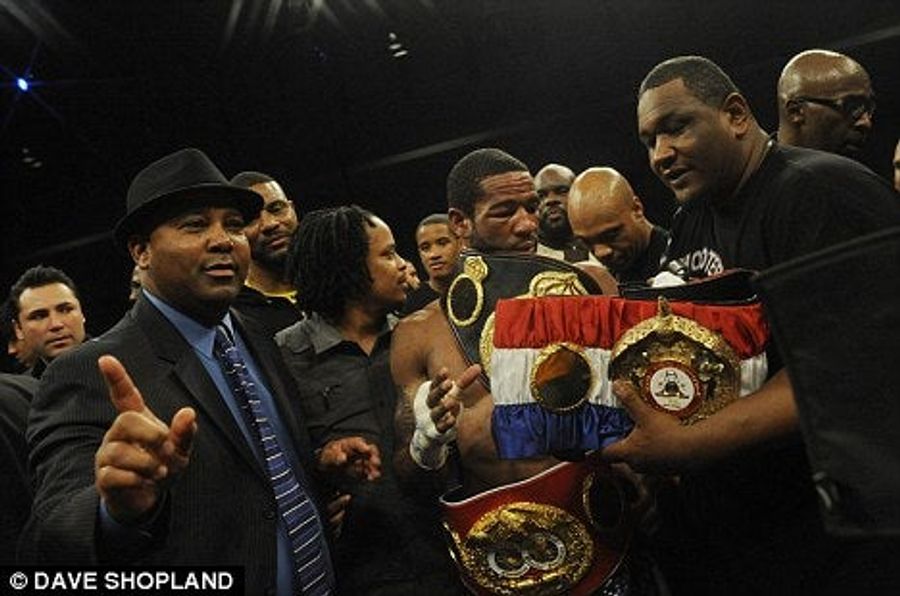 I-Team: Who Is The Mystery Man Allegedly Meddling With Scorecards At The Amir Khan Fight? (UPDATED)