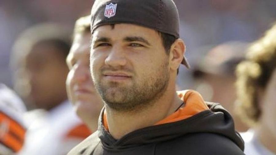 Peyton Hillis Can&#39;t Get On The Field, Can&#39;t Sweet-Talk The Ladies, And Can&#39;t Take A Hint From His Teammates