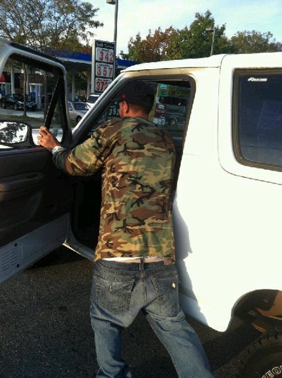 Breaking: Delonte West Is Currently Pushing His Broken-Down Ford Bronco To The Gas Station