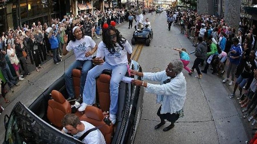Crazed Fan Swarms Minnesota Lynx During Championship Parade In Pedestrian Mall