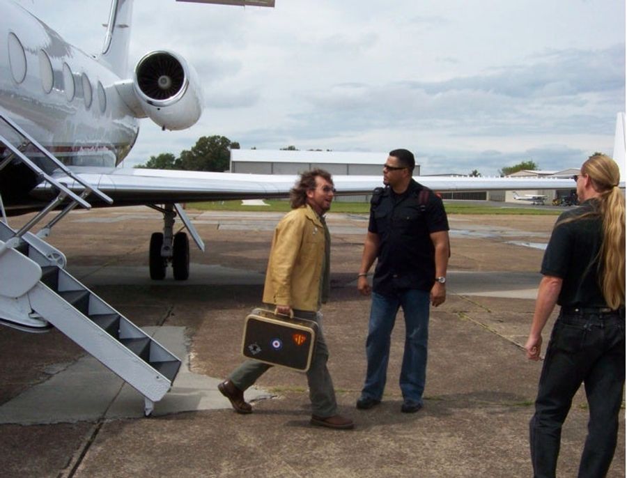Pearl Jam Fan Notes: Eddie Vedder And His Suitcase Full Of Wine Stroll A Tennessee Runway