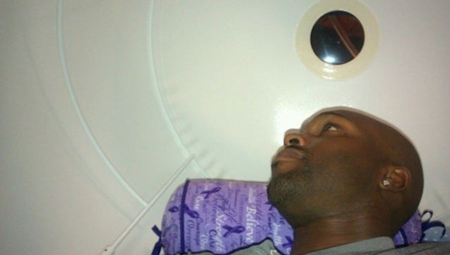 Torii Hunter Gets Trapped In An Oxygen Chamber, Pisses In a Bottle, Tweets