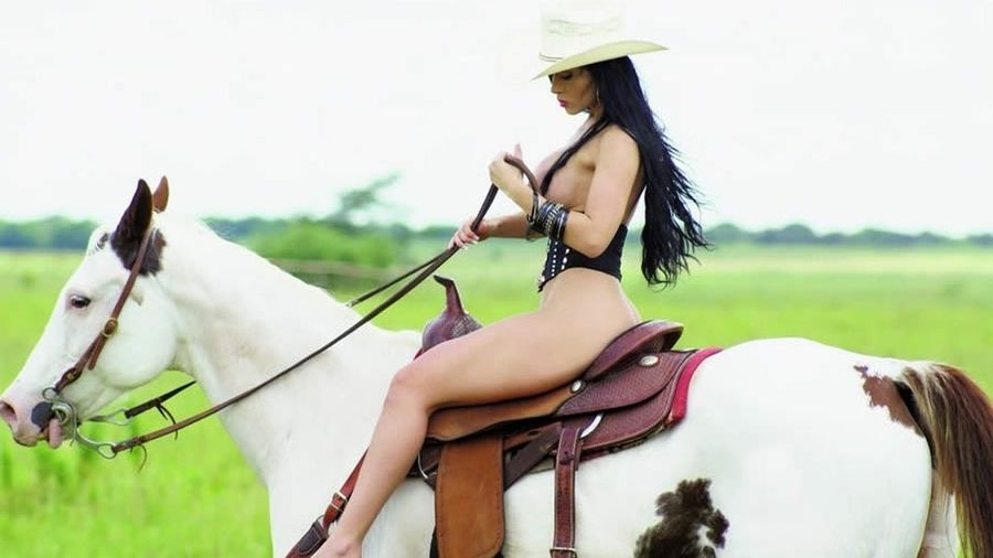 Top-Heavy Venezuelan Quasi-Celeb Promises To Pose Nude If Her Team Wins Copa America
