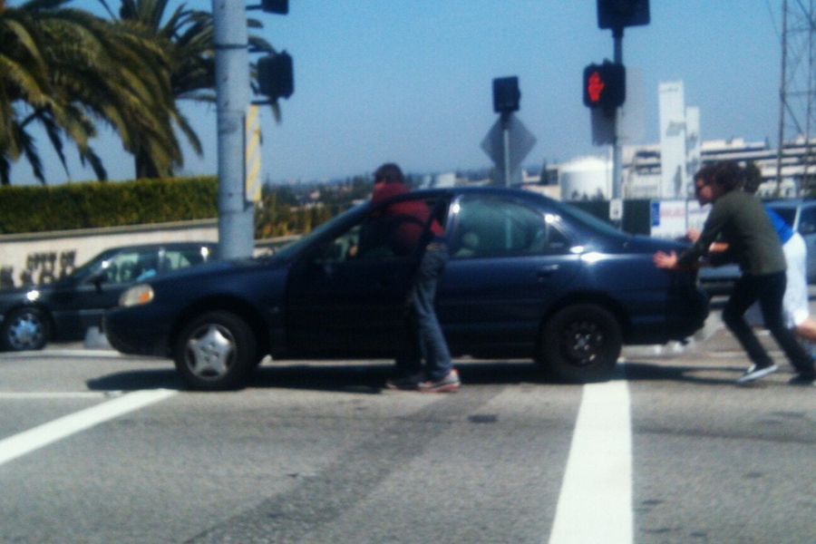 Here&#39;s A Blurry Photo Of Blake Griffin Helping To Push A Disabled Car