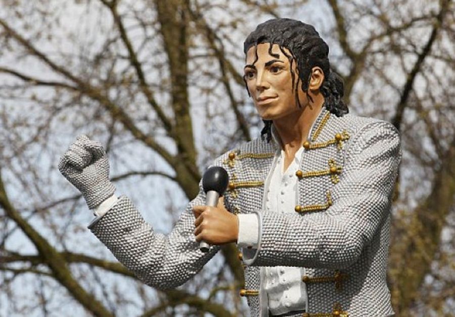 Fulham&#39;s Michael Jackson Statue Is More Frightening Than The Balloon Creatures From &quot;The Wiz&quot;