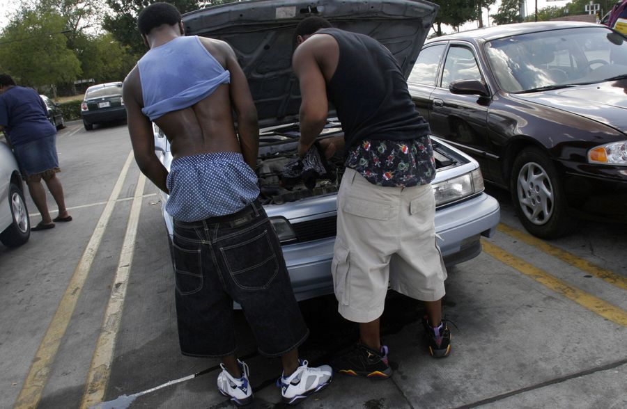 Dez Bryant Ejected, Maybe Banned From Mall Because Of Saggy Pants