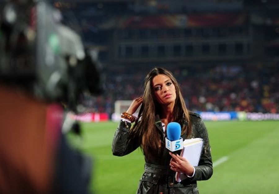 Hey Sara Carbonero! Stay Away From Cristiano Ronaldo!