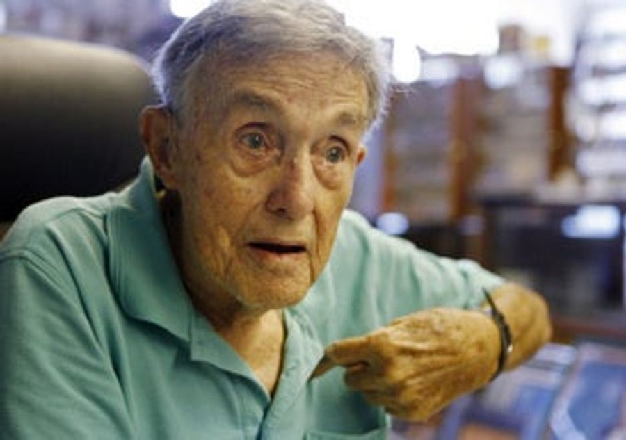Really Old Guy Doesn't Like Drama Queen Cheaters, So He Doesn't Like Derek Jeter