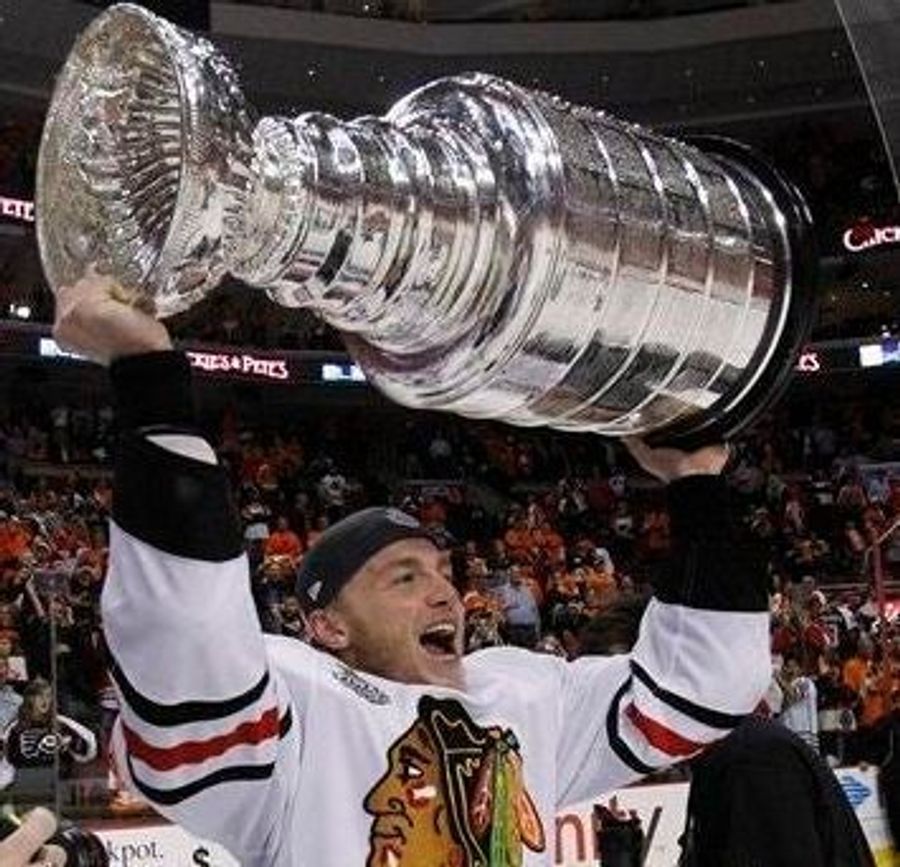 Patrick Kane Loves Him Some <em>Twilight</em>