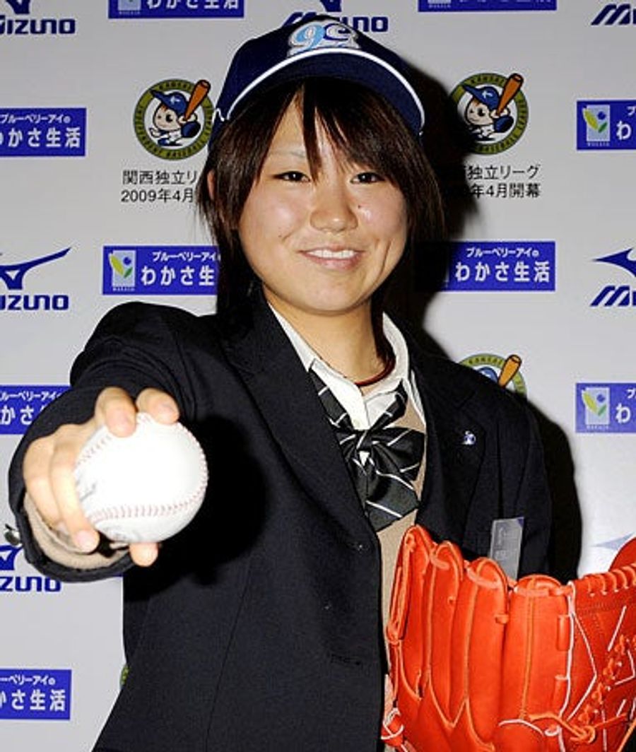 Baseball&#39;s New Lady Knuckleballer is Just Another 18-Year Old Girl Partying in Mexico