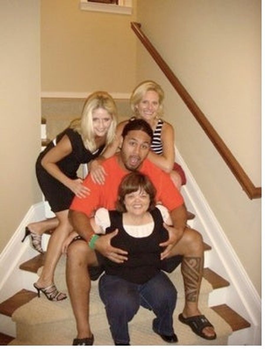 Rey Maualuga Feels Up A Dwarf: A Weekly Roundup From The Tips Forum
