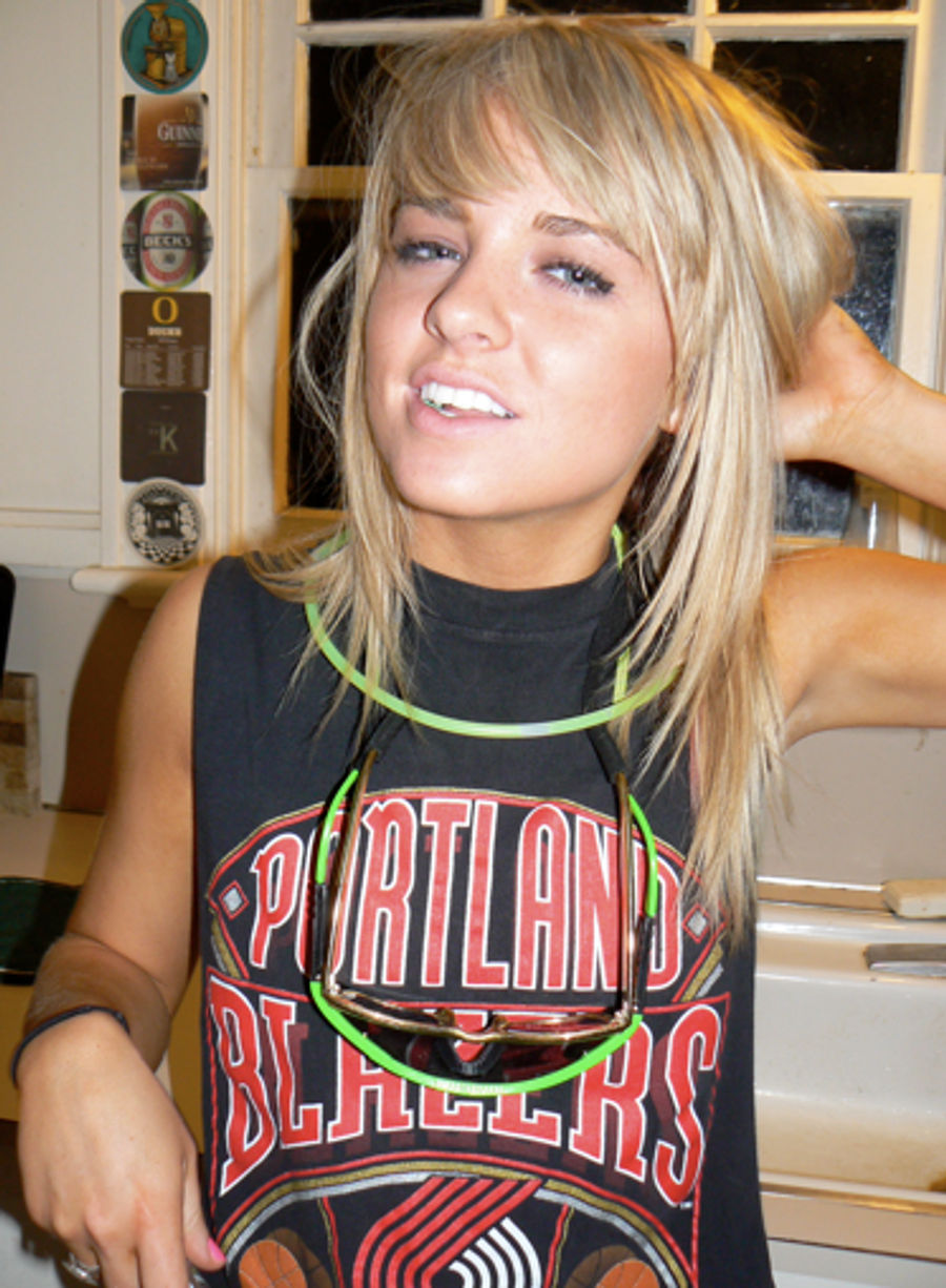 Blazer Girl To The Rescue: Hello, Deadspin