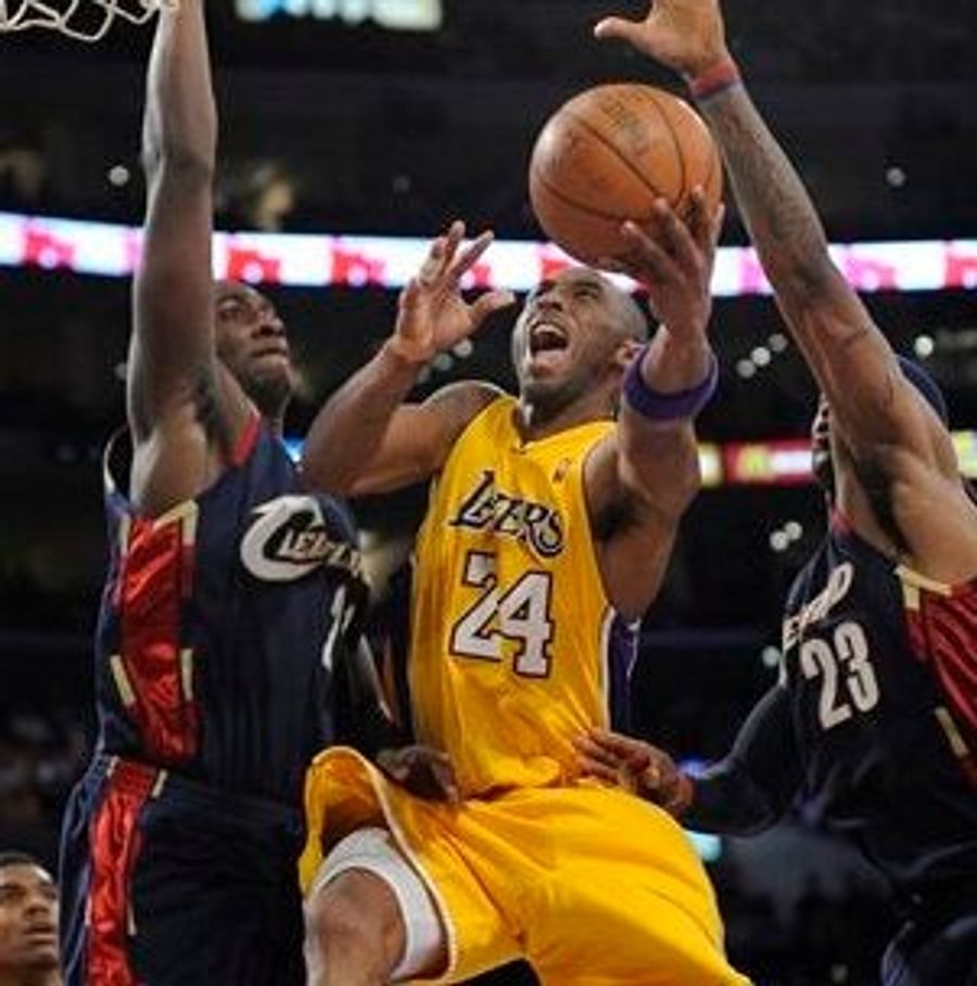 Nine-Fingered Kobe Enough To Stop LeBron James