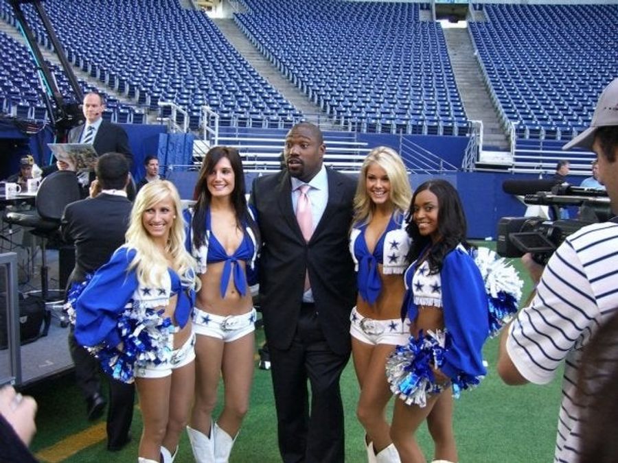 Warren Sapp&#39;s Birthday: Cake and Cheerleaders