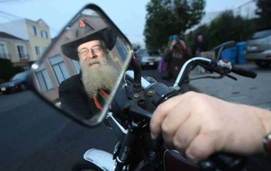Rally Rabbi Brings The High, Hard Chabad To Giants Fans