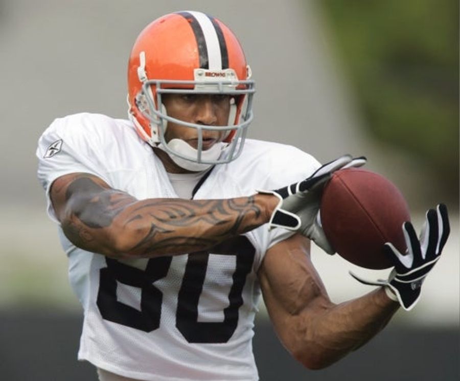 NFL Update 5: Winslow Finally Has A Handle On His Balls Issue