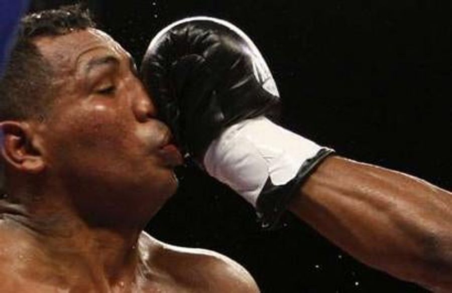 Mosley Knocks Out Mayorga At the Bell, Berto Cruises Past Forbes
