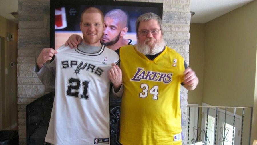 Tim Duncan&#39;s Optical Illusion Photobomb Is The Best Photobomb