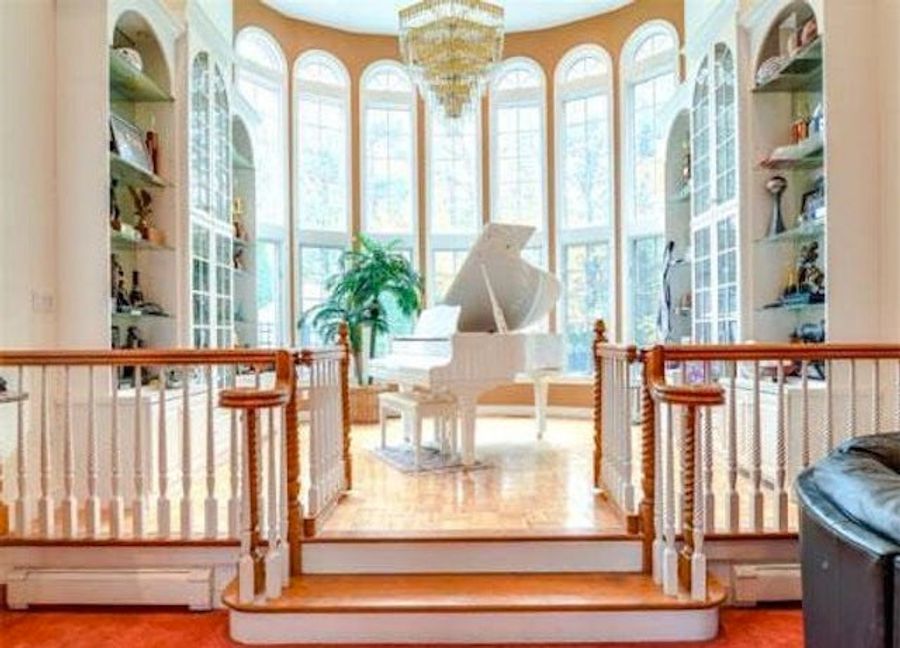 Want To Buy Doug Flutie&#39;s House? It Has A White Piano And Pink Carpet