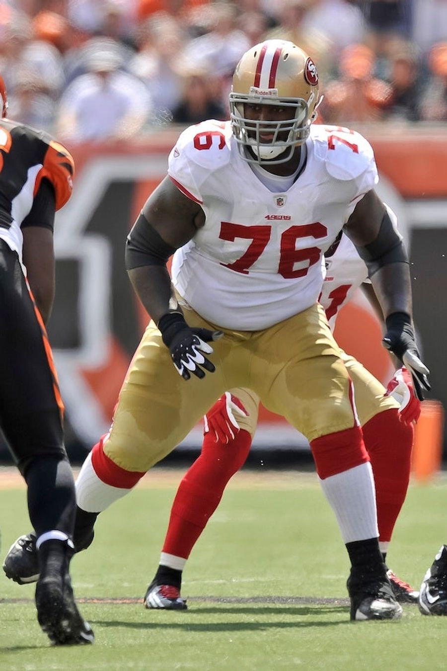 The 49ers’ Anthony Davis Just Gave Away His Dog On Twitter