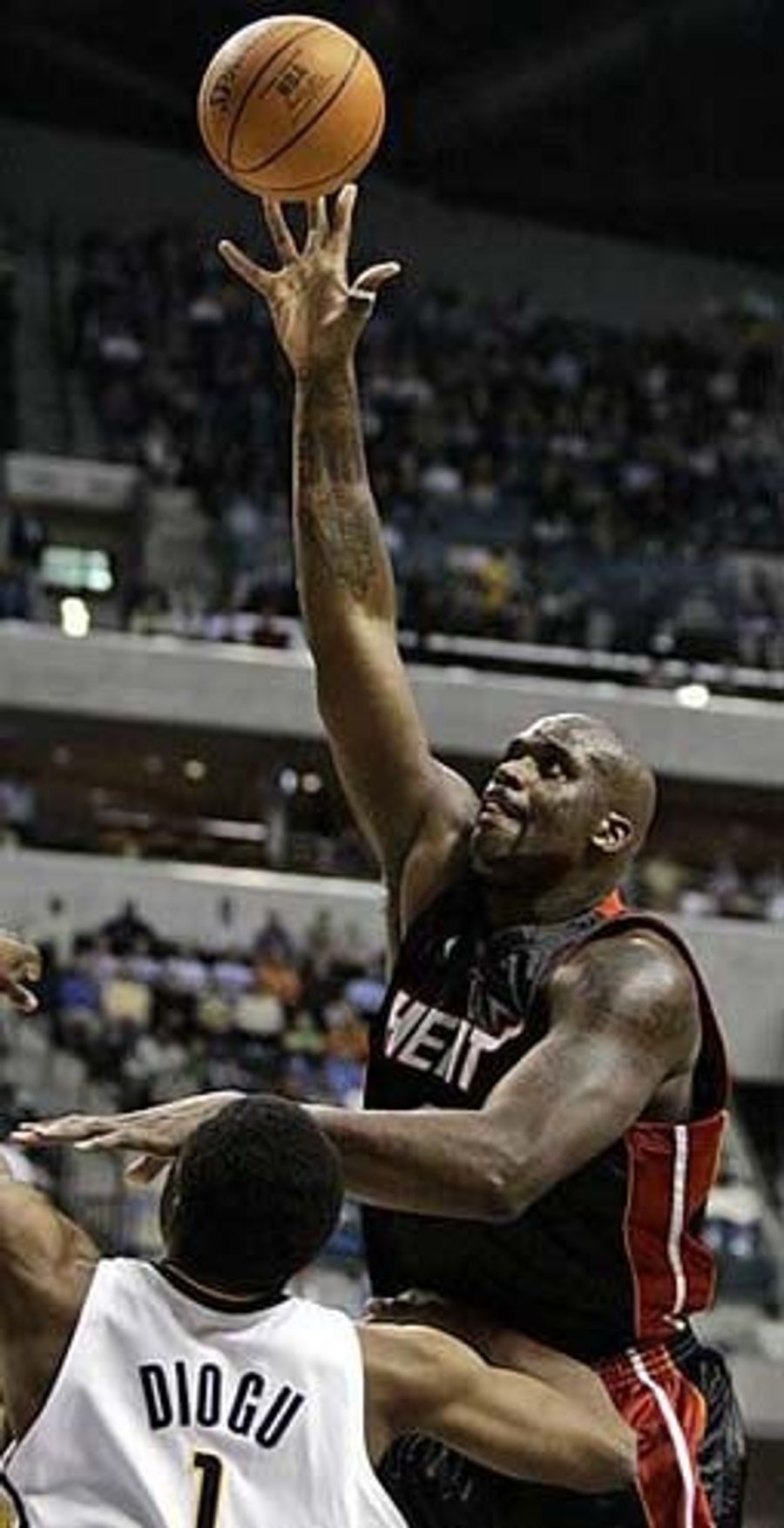NBA Roundup: Shaq No Longer Gets To Wear Suits During Games