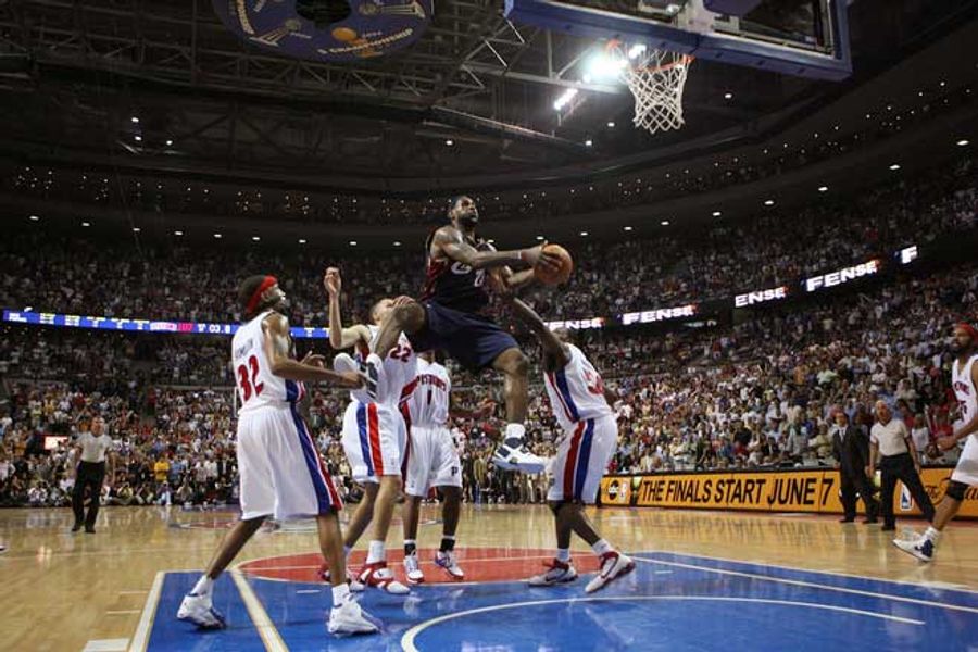 LeBron Does All Kinds Of Things Humans Aren't Supposed To Be Able To Do