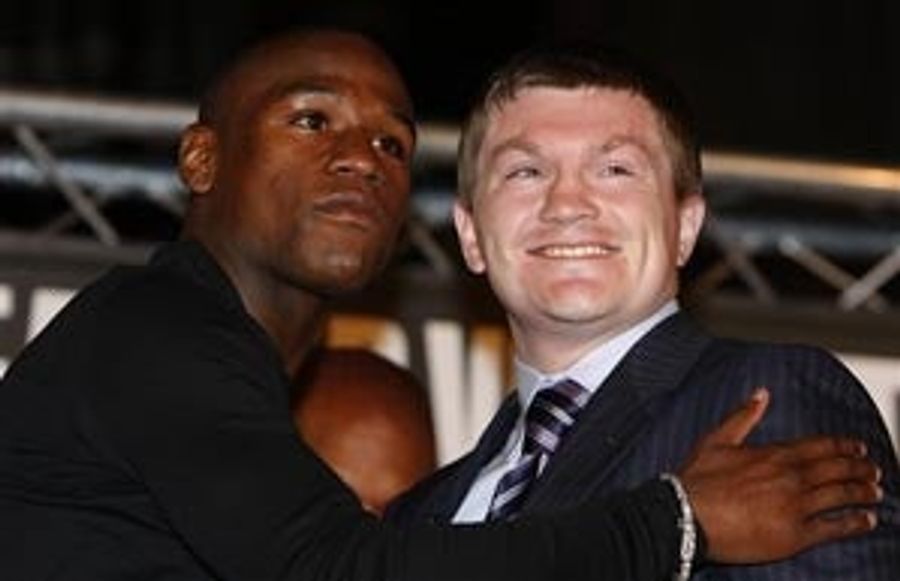 Floyd Mayweather Knows How To Promote Fights To Heterosexuals
